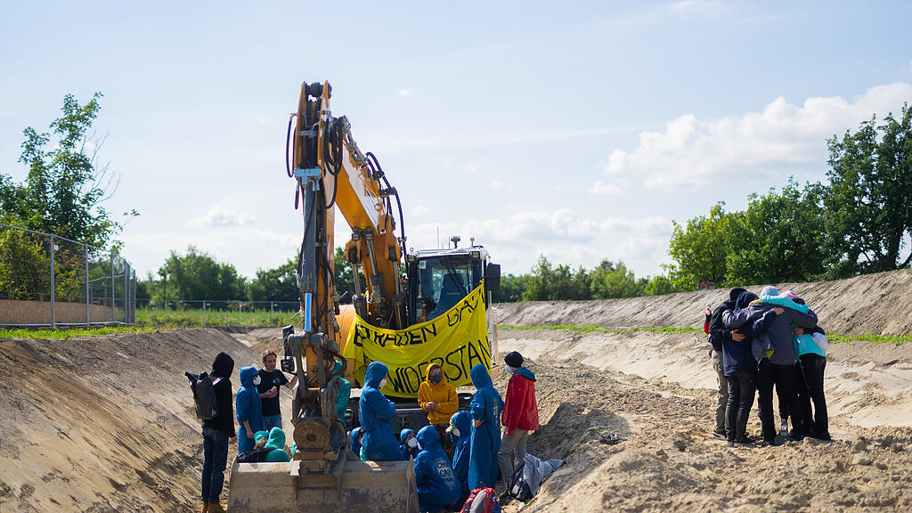 Klima-Aktivisten blockieren Wiener Baustelle