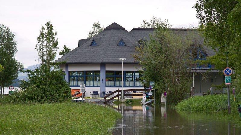 Wallersee trat über Ufer