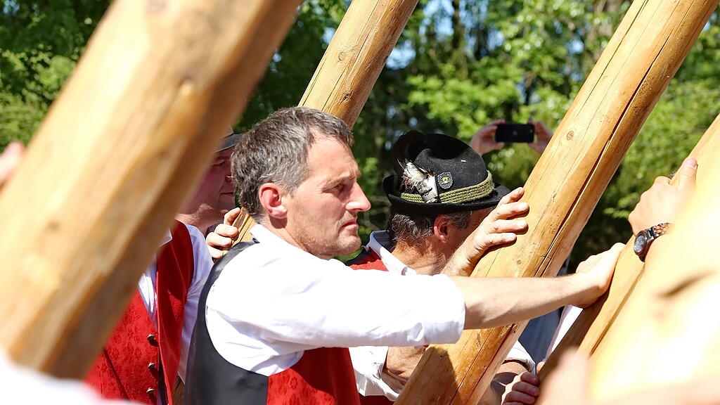 Maibaumaufstellen in Leopoldskron