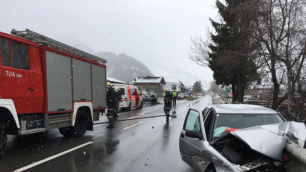 Das Auto wurde von der Leitschiene regelrecht aufgespießt.