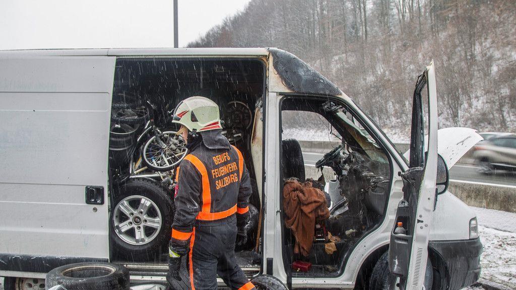 A1: Kleintransporter brennt auf Raststation Söllheim