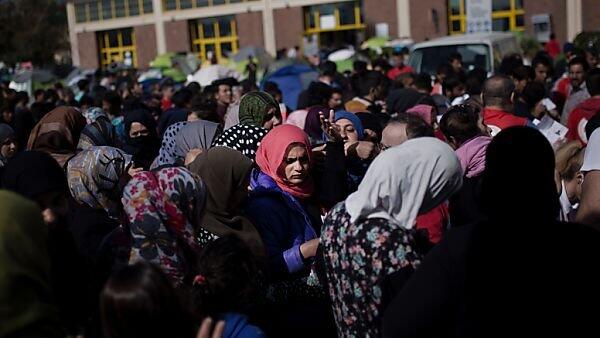 Am Hafen von Piräus harren mittlerweile mehr als 5.700 Flüchtlinge