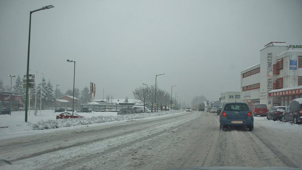 Schnee und Verkehrschaos auf den Straßen