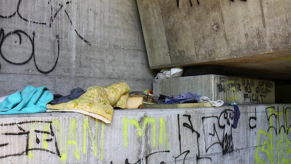 Mai 2015: Autobahnbrücke in Salzburg-Kasern wieder als Quartier