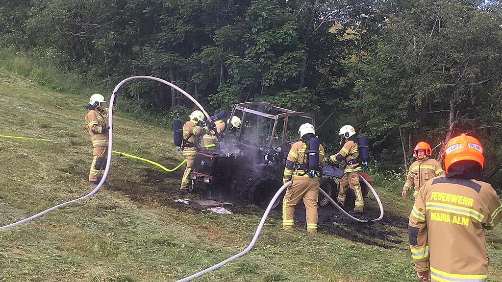 Mähtraktor in Maria Alm in Flammen