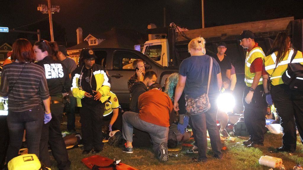 Auto rast in New Orleans in Faschingszug