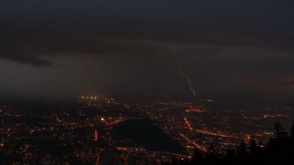Blitzspektakel über der Stadt Salzburg