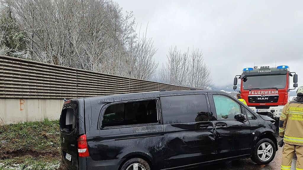 Crash mit Kleinbus auf A1 in Thalgau