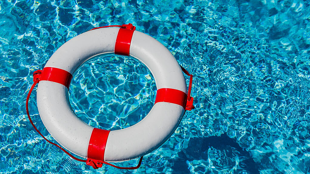 165721_Rettungsring_in_einem_Pool.jpg
