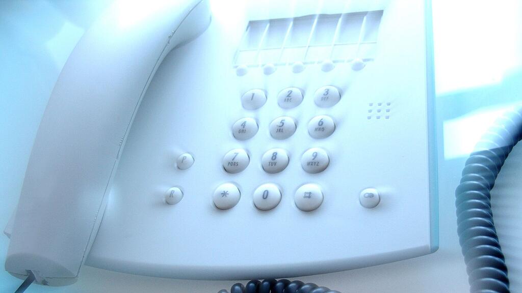 Der Mann fiel auf Telefonbetrüger herein. (Symbolbild)