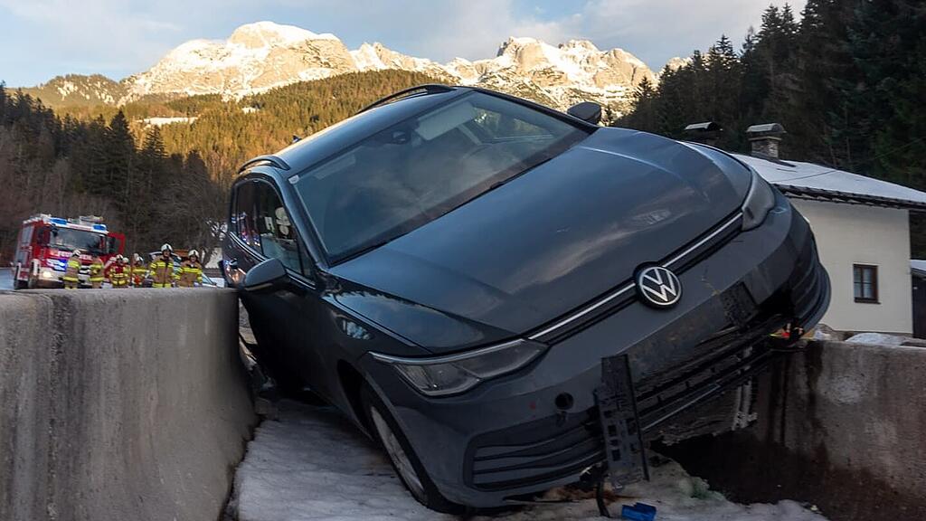 auto auf betonwand annaberg