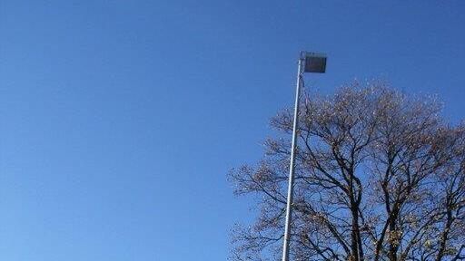 Pkw prallt in Laternenmast