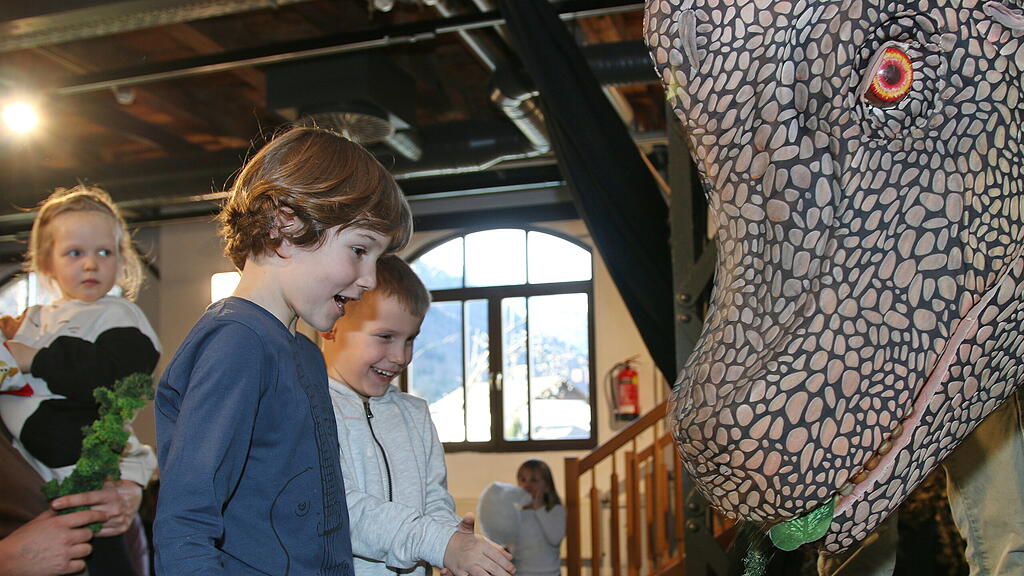 Die Dinosaurier sind los Giganten im Ziegelstadel Hallein