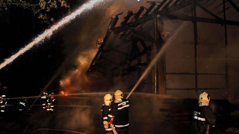 Sägewerk in Vollbrand: Löscharbeiten