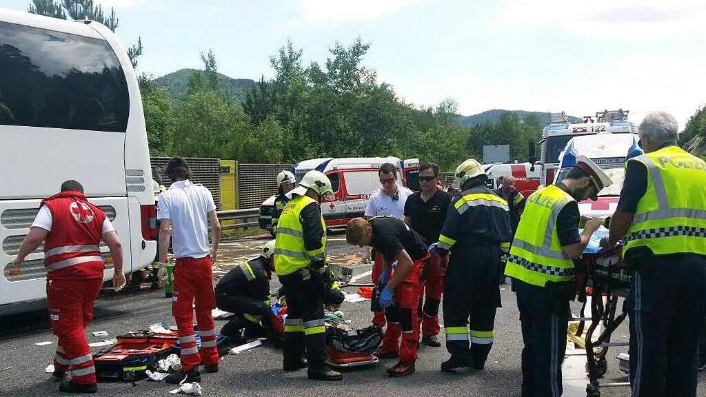 Der Unfall erforderte eine Totalsperre der Autobahn in Fahrtrichtung Wien.