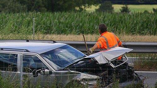 Wohnwagen schleudert auf A8