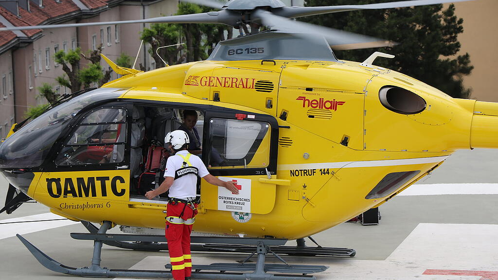 Einsatz\u00fcbung mit brennendem Hubschrauber
