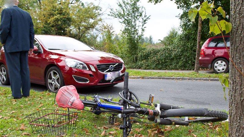 Radfahrer von Auto erfasst