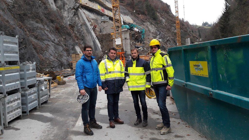 Ludwig Fegerl (Landesgeologischer Dienst), Landesrat Hans Mayr, Günter Eberharter (Landesstraßenverwaltung) und Horst Zwifl (Baustellenaufsicht) machten sich ein Bild von den Arbeiten.