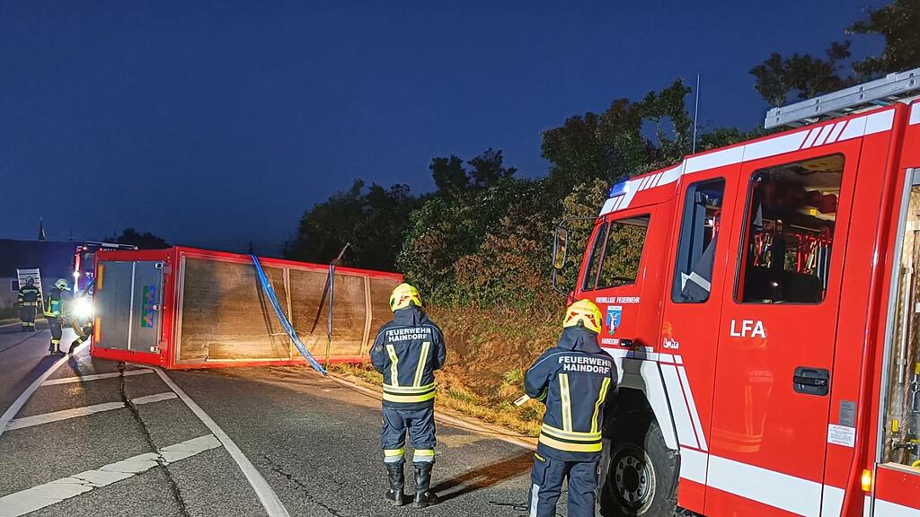 Schweinetransport kippt in NÖ um