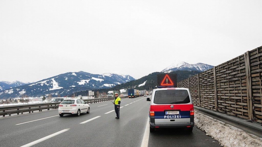 Schneechaos führt zu Stau auf A10