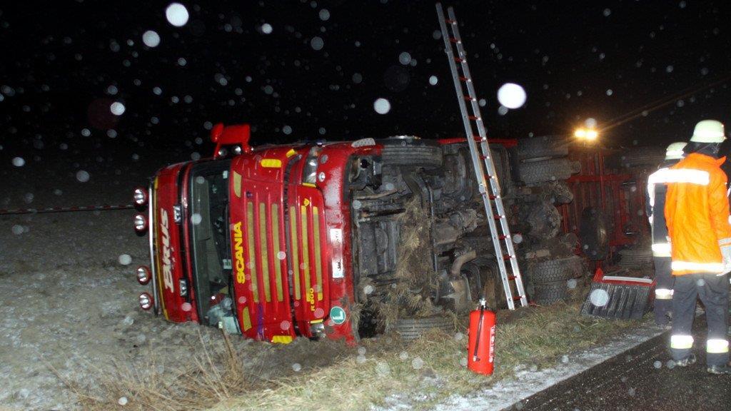 Fridolfing: Lkw umgekippt