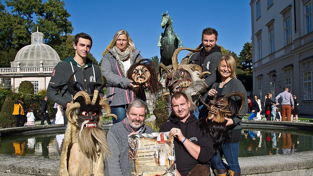 Die Mitglieder der Alt Gnigler Krampusse zeigen ihre Vereinsgeschichte.