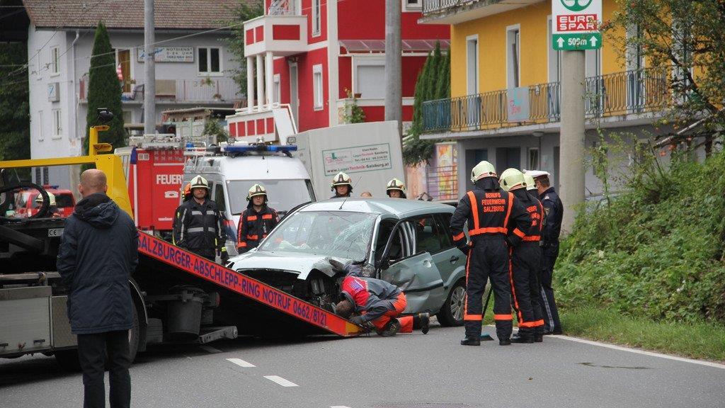 Mit Pkw gegen Betonmasten