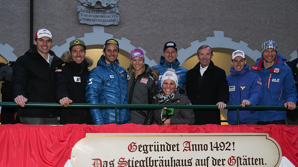 Salzburgs Ski-Stars auf dem Mozartplatz in der Landeshauptstadt.