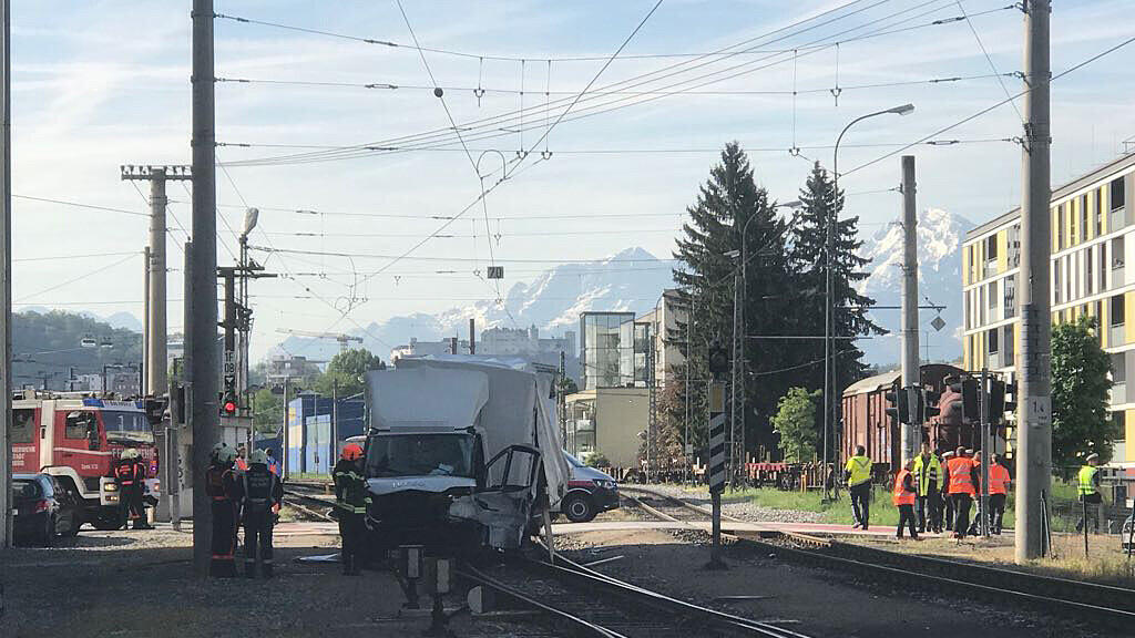 Auf dem Bahnübergang kam es zum Zusammenstoß.