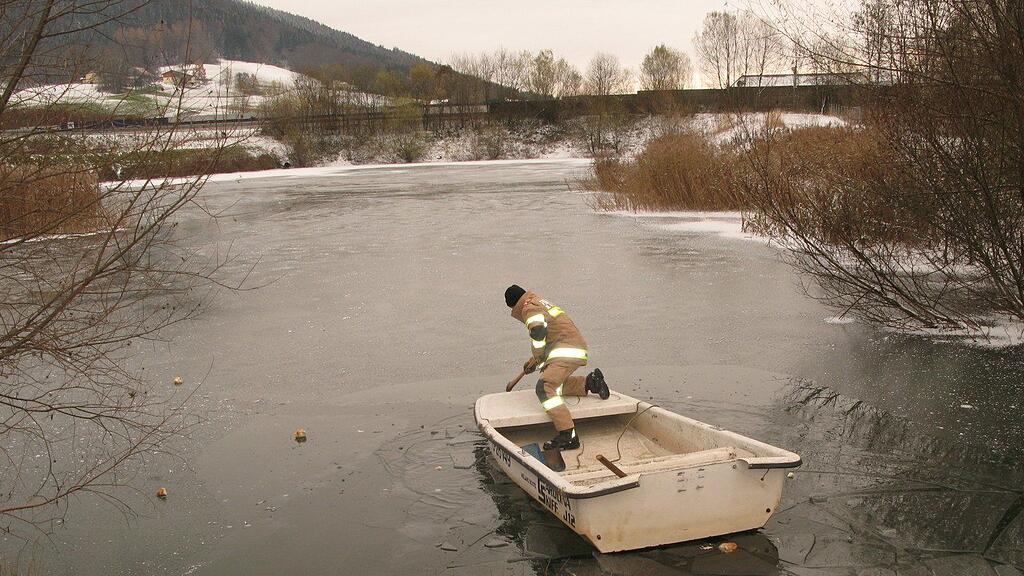 Mit einem Boot brachen die Feuerwehrleute das Eis.