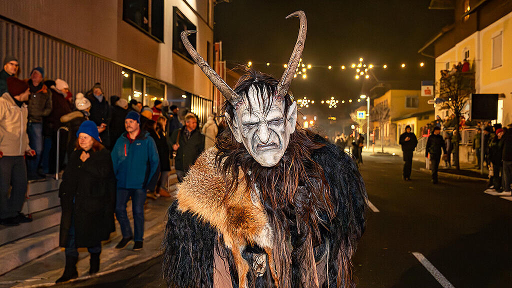 Krampuslauf im Ortszentrum, Großgmain