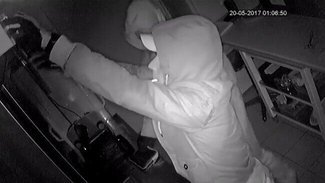 Die beiden Einbrecher stiegen in der Nacht auf Samstag über ein Fenster in das Café ein.