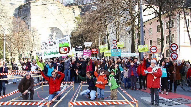 Rund 200 Teilnehmer demonstrierten gegen den Ausbau der Mönchsberggarage.