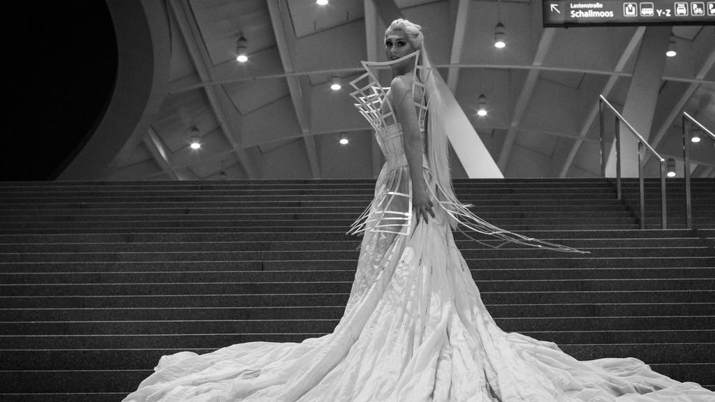 Hauptbahnhof als Kleid: Fotoshooting