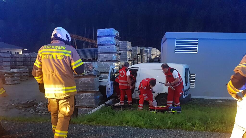 Auto contra Betonwand in Maishofen