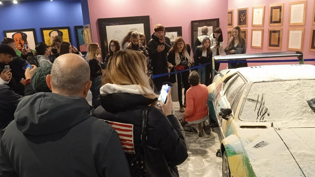 Andy-Warhol-Auto in Mailand mit Mehl überschüttet