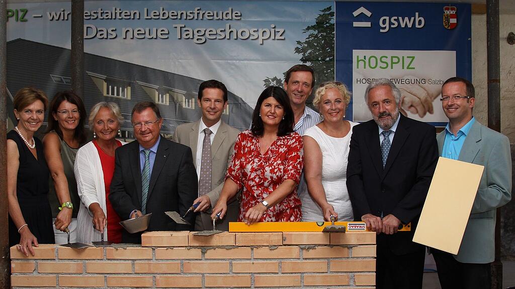 m Bild v. li: Labg. Brigitta Pallauf, ÖVP Klubobfrau Gerlinde Rogatsch, Maria Haidinger Obfrau der Hospiz-Bewegung Salzburg, Christian Wintersteller kfm. Geschäftsführer gswb, LH-Stv. David Brenner, LHF Gabi Burgstaller, Stadtrat Johann Padutsch, Stadträtin Claudia Schmidt, Bernhard Kopf techn. Geschäftsführer gswb Christof Eisl Geschäftsführer Hospiz-Bewegung Salzburg.