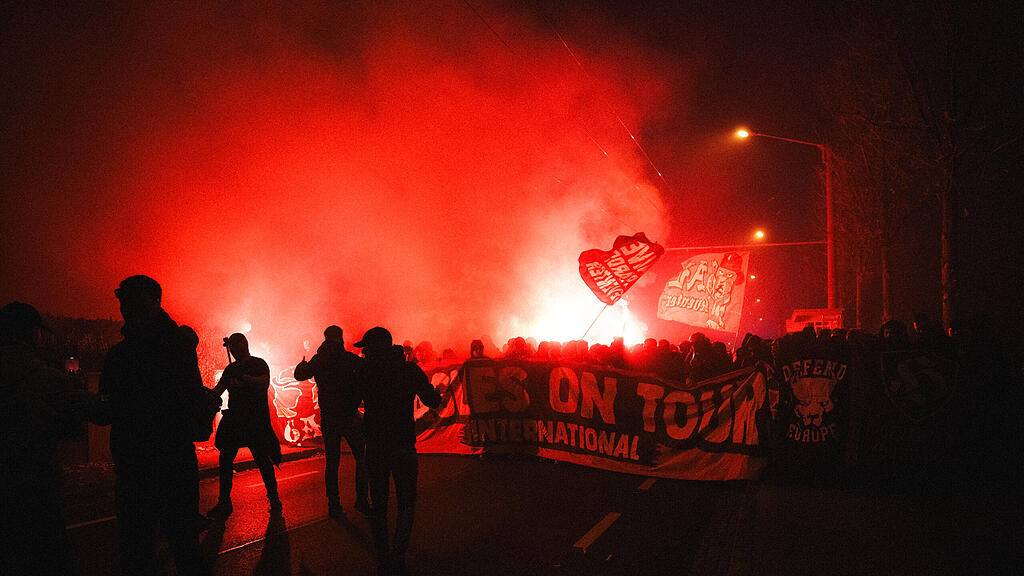 Fanmarsch von Go Ahead Eagles in Salzburg