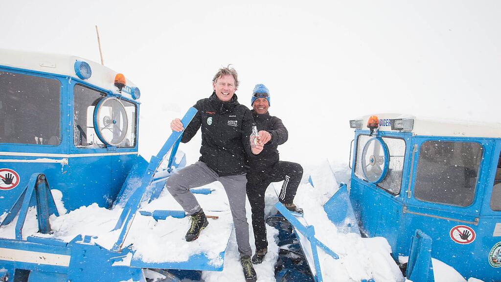 Die Räumungsfahrer freuen sich über den gelungenen Einsatz.