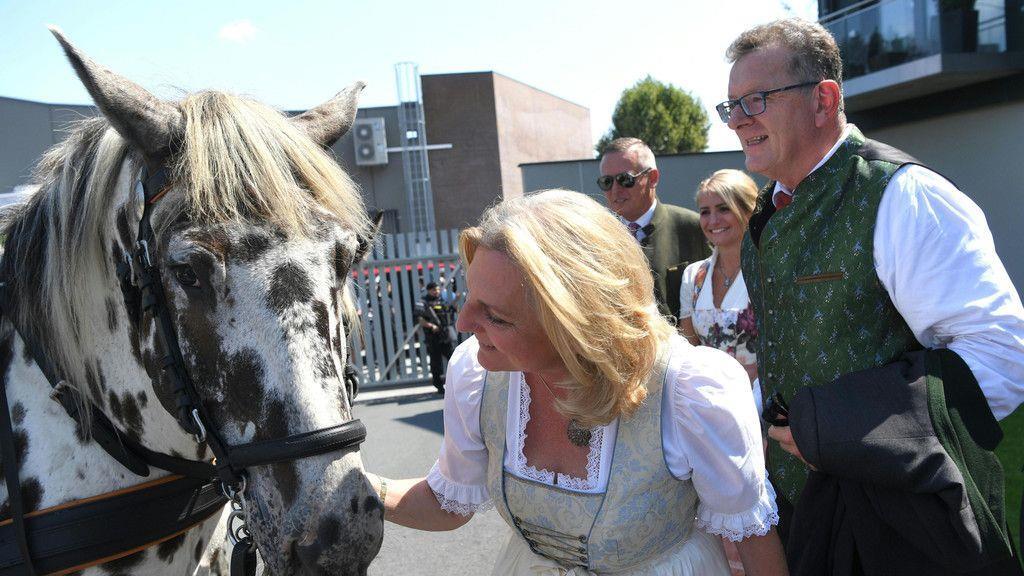 So heiratet Karin Kneissl