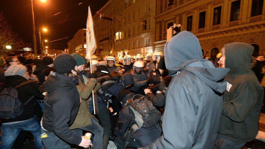 Demos gegen Akademikerball