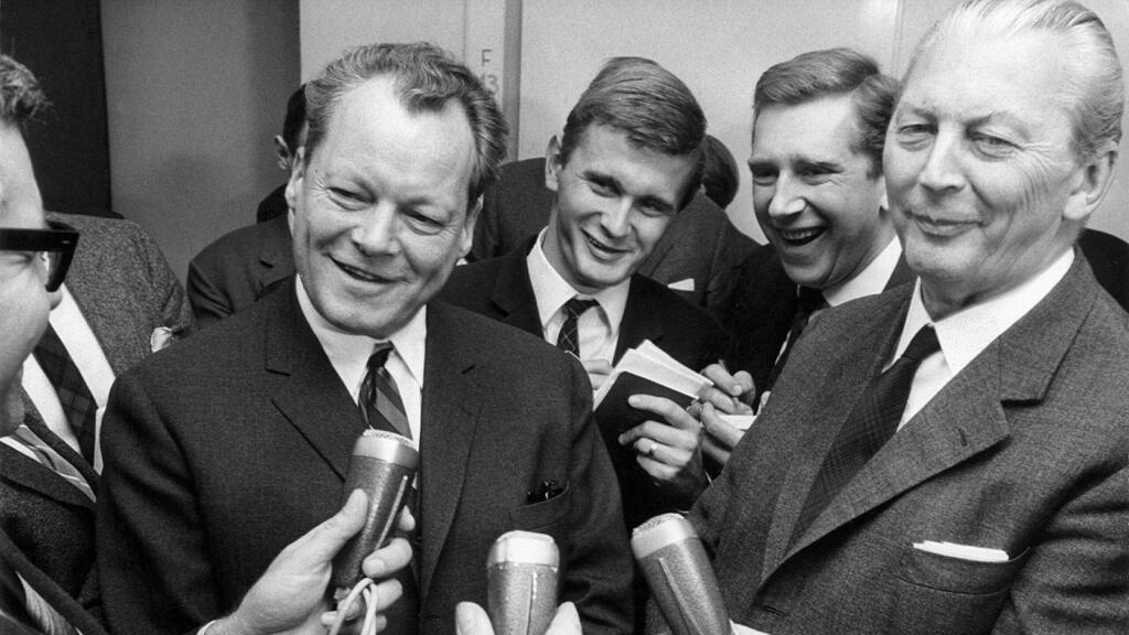 Der damalige SPD-Vorsitzende Willy Brandt (l) mit dem damaligen CDU-Kanzlerkandidat Kurt Georg Kiesinger