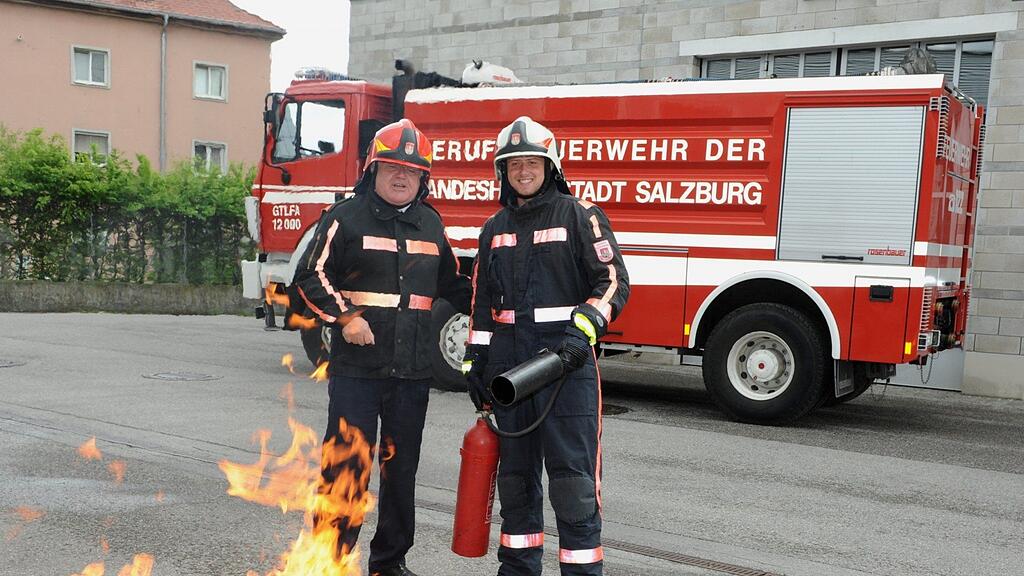 Christoph Rohrmoser (re.) in voller Feuerwehrmontur.