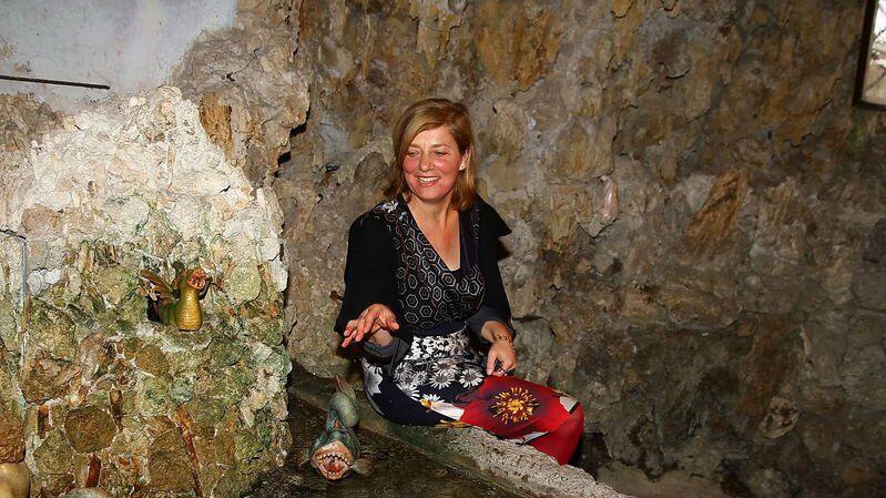 Schlosshauptfrau Ingrid Sonvilla beim Lokalaugenschein in Hellbrunn.