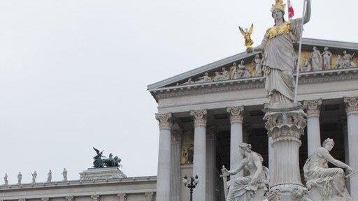 Tierschützerinnen protestieren nackt vor Parlament (Käfige)