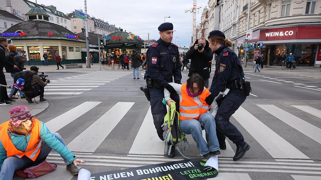 Klima-Protest rund um Wiener Naschmarkt