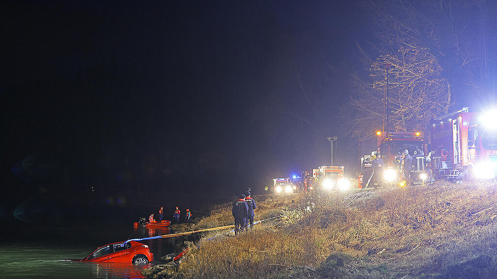 Auto stürzt bei Oberndorf in Salzach: Familie tot