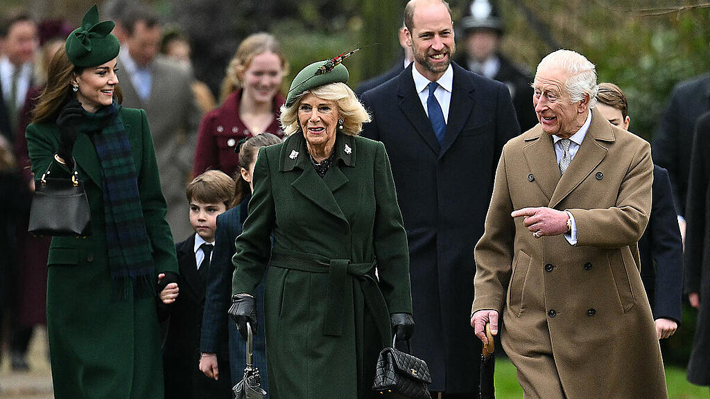 Gutgelaunte Royals vor der Kirche