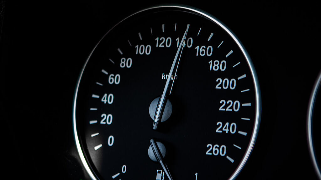 SB, Tacho, Geschwindigkeit, Rasen, 140 km/h